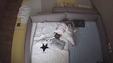 监控拍下双胞胎宝宝睡觉前的画面，心都被萌化了！