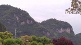 这几座山峰巍峨陡峭，山风磨平了他的脸庞，上面植被丰富