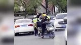 天津街头2名交警互殴，1名女警上前劝阻无果，交警：确为队员，正处理
