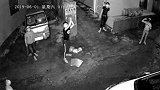组团偷油被发现 7名偷油贼砸车泄愤后嚣张离去！网友惊呆