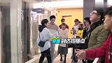 张子枫后台拍视频却意外迟到，当得知真实原因，粉丝直呼太心疼！