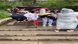 峨眉山的强盗猴，把美女奶茶抢走了，把小姐姐吓懵了