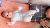 爸爸想要赖床，不料女儿接下来一个旋风腿，看你还睡不睡