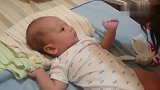 三个月的小宝宝睡前和妈妈聊天有说有笑,莫非你都听懂了吗