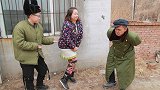 美女买裤子找老公公要钱，不料老公公一个问题难倒美女