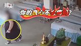 良心不会痛吗？女子大摇大摆进按摩院，当着盲人师傅的面盗走千元