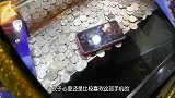 推币机里奖励一部手机，小伙花费200美元取出，老板这次亏大了