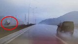 珠海大桥一货车撞破护栏坠桥，坠桥瞬间画面曝光 相关部门正搜救