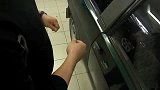 解决车钥匙反锁于车内的方法