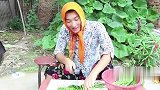 妈妈准备韭菜要给兄妹包饺子，太搞笑了