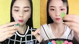 美女直播吃怪异嘴巴糖、纽扣糖，看着就过瘾，太美味了！