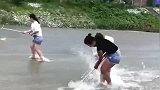怪不得喜欢去捞鱼，原来是美女都跑这边来了