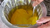 大叔印度街头做“重口版”肠粉，1盒6块，印度朋友：好吃！