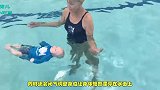 护士用手指刮婴儿后背，宝宝的本能反应太好玩了，涨知识!