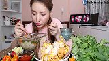 越南小姐姐吃的啥啊，配着粉丝，蔬菜，大口吃得真香