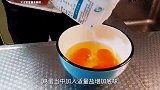把鸡蛋倒进滚烫的热油中，瞬间变成一道美食，看大厨的详细做法