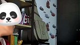 爸爸进屋检查孩子寒假作业，孩子突然火冒三丈