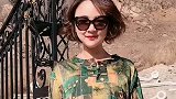 甜美风的美女，轻松自然的感觉，配上后面风景简直完美