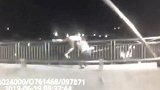小伙为情所困欲跳江 坠桥瞬间民警一把拽回