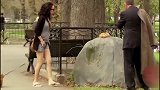 恶搞整蛊：街头现鸟巢，吸引路人查看，结果冒出一只怪手！