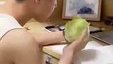 一高校男生为减脂在宿舍生啃整个包菜
