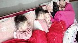 三个儿子都顶不过一个小情人，爸爸只搂着女儿，让儿子情何以堪