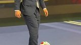 看球脚痒！亨利伊布演播室秀球技