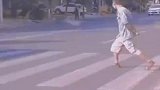 大爷在人行道上走走停停，搁这跳探戈舞呢