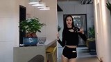 拍摄之余，休息状态比较颠疯