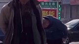 暖心！老板坚持了一年半，让流浪大爷免费吃饭网友:老板注定发财戳中泪点 暖心瞬间