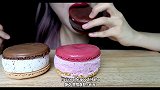 小姐姐吃超级厚的冰淇淋马卡龙，随便吃一个都让人很羡慕呀