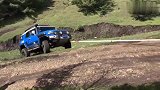 丰田动力十足，坡道上救援越野车，一脚油门就上去了！