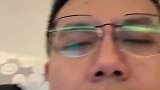 这就是典型的好奇害死鸟，男子与八哥一同玩耍，没想到八哥居然想口中觅食