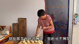 婆婆给娘家妈送红豆白馍，待遇就是好，临走时还满载而归