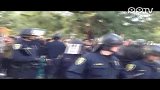 实拍：美警方胡椒喷雾对付抗议学生