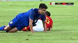 太狠了！泰国铁腰暴力飞铲 吴曦直接被铲倒让里皮愤怒
