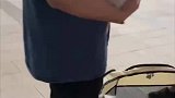 小猫实在太调皮，抓住男子不松爪