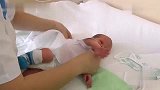 这是俄罗斯的新生宝宝，离开医院最后一步，小小的被裹得像个粽子