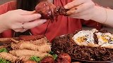 看小姐姐吃鸡腿吃得这么带劲，从来不吃肉的我都有些心动了
