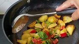 锅巴土豆的做法，香辣爽口，简单又美味，让人回味无穷！