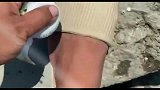 大哥把河豚拿来当刷子刷鞋的搞笑操作！