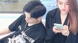 小伙坐地铁，睡着直接躺小姐姐腿上，接下来小姐姐的动作我羡慕了