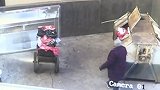 愤怒！新生儿被扔垃圾桶 抛弃者竟是生父