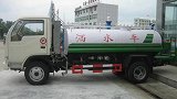 最硬核“吹蜡烛”!轿车自燃 过路洒水车唱着生日快乐歌灭火
