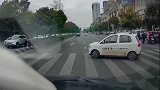 丰田车主真是百年奇才，要不是有监控，打死都不信还能这样开车