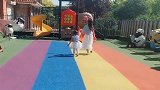 闺女去幼儿园的第一天，老师就发来这一段视频，也太有面子了！