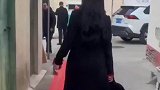 订婚当天，得知男友快到了，女孩满怀期待地小跑迎接