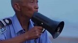 喊的不是潮，是人，76岁喊潮人在钱塘江边喊回无数贪玩游客！