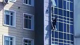 成龙电影都不敢这么拍，男子高楼上飞檐走壁轻功救人