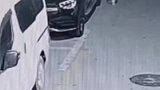 孩子刮伤路边宝马和奔驰，父亲让其拿现金去赔礼道歉